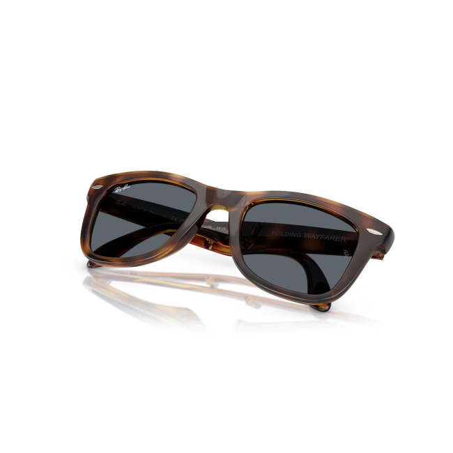 Ray-Ban RB 4105 FOLDING WAYFARER col. 710/R5 è un occhiale da sole in acetato marrone tartarugato e calibro 50.