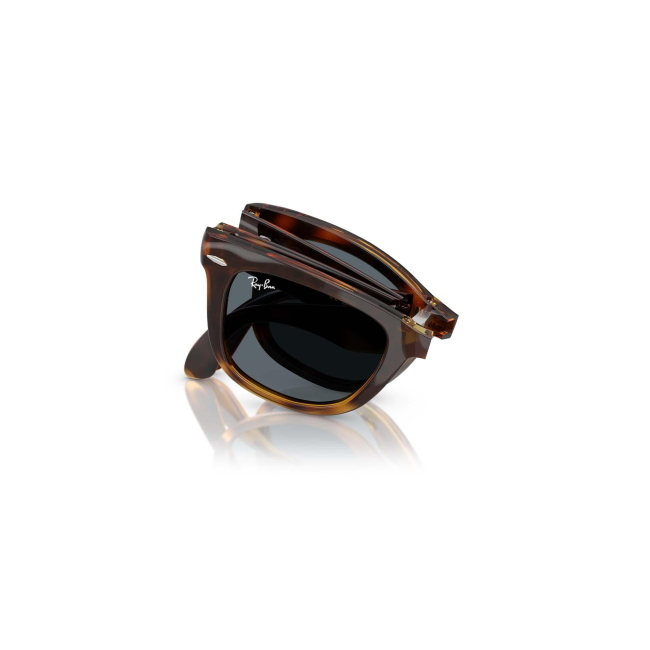 Ray-Ban RB 4105 FOLDING WAYFARER col. 710/R5 è un occhiale da sole in acetato marrone tartarugato e calibro 50.