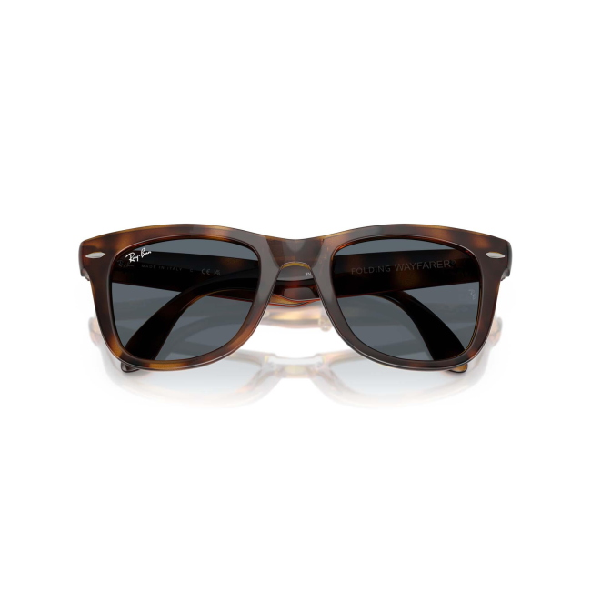 Ray-Ban RB 4105 FOLDING WAYFARER col. 710/R5 è un occhiale da sole in acetato marrone tartarugato e calibro 50.