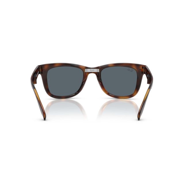 Ray-Ban RB 4105 FOLDING WAYFARER col. 710/R5 è un occhiale da sole in acetato marrone tartarugato e calibro 50.