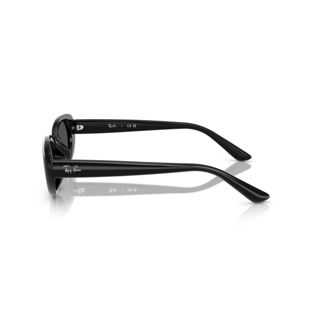 Ray-Ban RB 4441D col. 6677/87 è un occhiale da sole in acetato nero lucido e calibro 53.