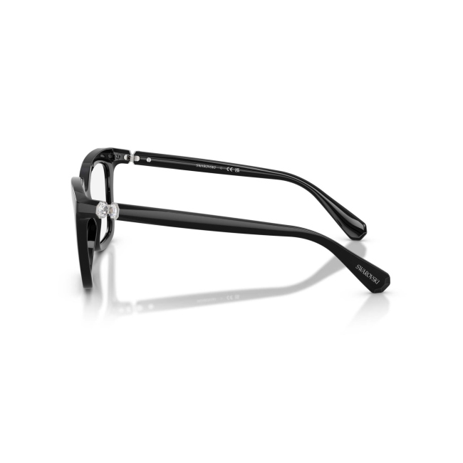 Swarovski SK 2043 col. 1038 combina acetato NERO LUCIDO con una forma Squadrata. Calibro 51, per un risultato moderno e portabile.