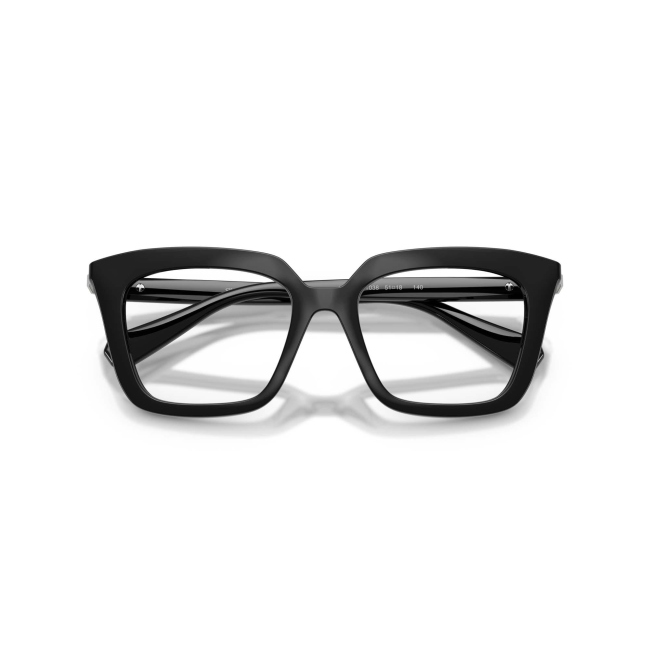 Swarovski SK 2043 col. 1038 combina acetato NERO LUCIDO con una forma Squadrata. Calibro 51, per un risultato moderno e portabile.