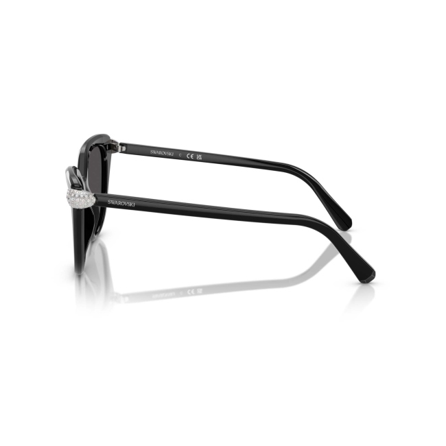Swarovski SK 6039 col. 1001/87 è un occhiale da sole da donna in acetato nero lucido, dalla forma cat eye e calibro 56.