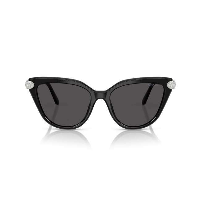 Swarovski SK 6039 col. 1001/87 è un occhiale da sole da donna in acetato nero lucido, dalla forma cat eye e calibro 56.