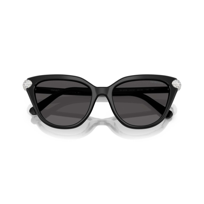 Swarovski SK 6039 col. 1001/87 è un occhiale da sole da donna in acetato nero lucido, dalla forma cat eye e calibro 56.