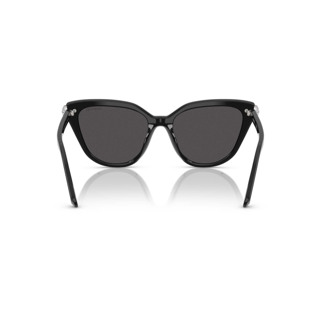 Swarovski SK 6039 col. 1001/87 è un occhiale da sole da donna in acetato nero lucido, dalla forma cat eye e calibro 56.