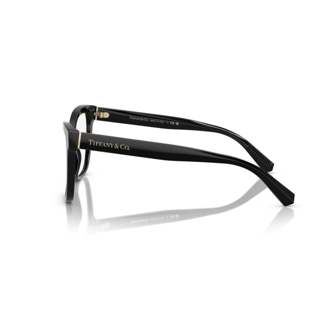 Tiffany & Co. TF 2260 col. 8001 è una montatura da vista da donna in acetato nero lucido, dalla forma cat eye e calibro 55.
