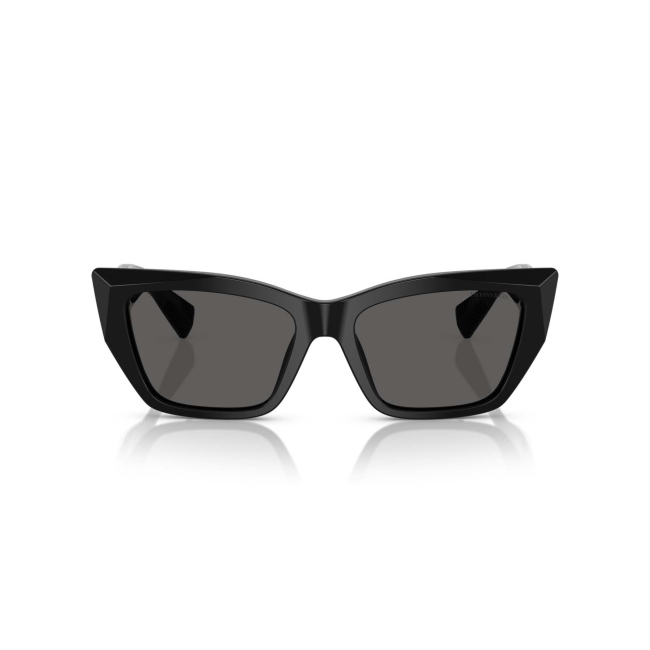 Tiffany & Co. TF 4230 col. 8001/S4 è un occhiale da sole da donna in acetato nero lucido, dalla forma cat eye e calibro 54.