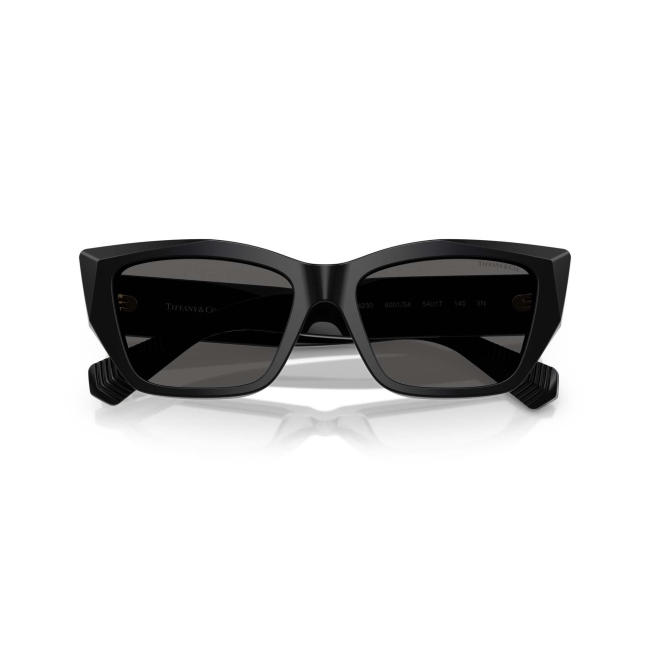 Tiffany & Co. TF 4230 col. 8001/S4 è un occhiale da sole da donna in acetato nero lucido, dalla forma cat eye e calibro 54.