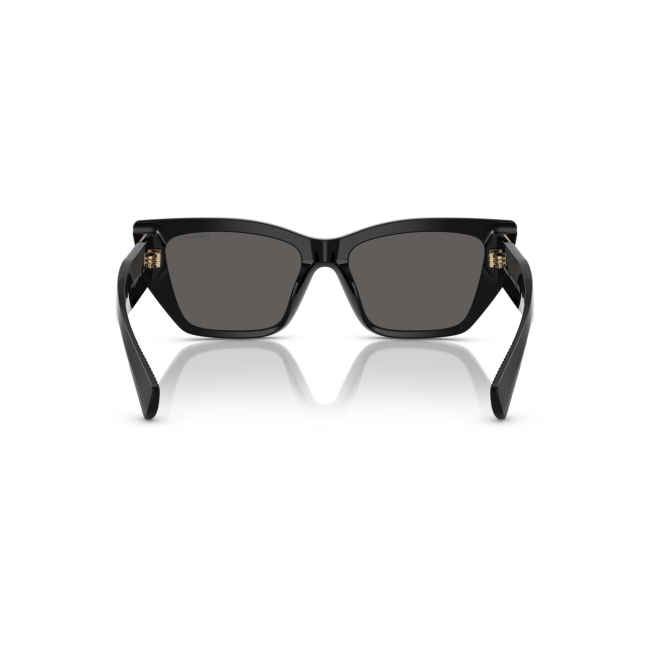 Tiffany & Co. TF 4230 col. 8001/S4 è un occhiale da sole da donna in acetato nero lucido, dalla forma cat eye e calibro 54.