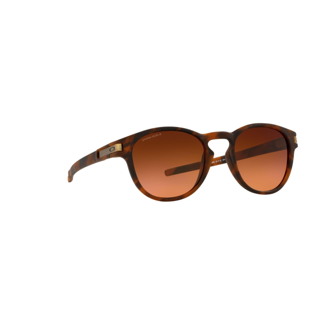 Oakley OO 9265 LATCH col. 60 è un occhiale da sole in acetato marrone tartarugato satinato e calibro 53.