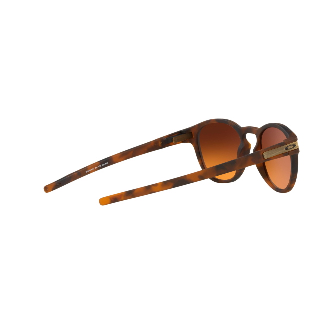 Oakley OO 9265 LATCH col. 60 è un occhiale da sole in acetato marrone tartarugato satinato e calibro 53.