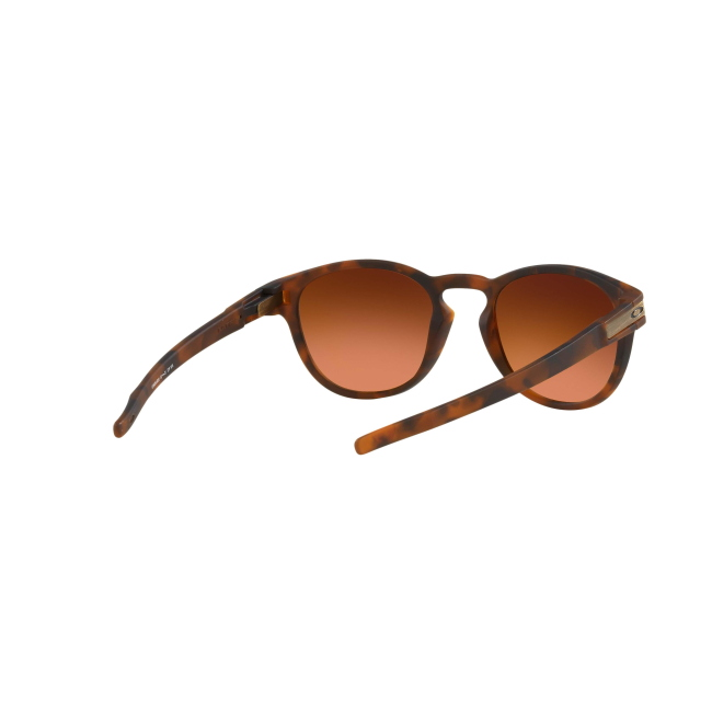Oakley OO 9265 LATCH col. 60 è un occhiale da sole in acetato marrone tartarugato satinato e calibro 53.