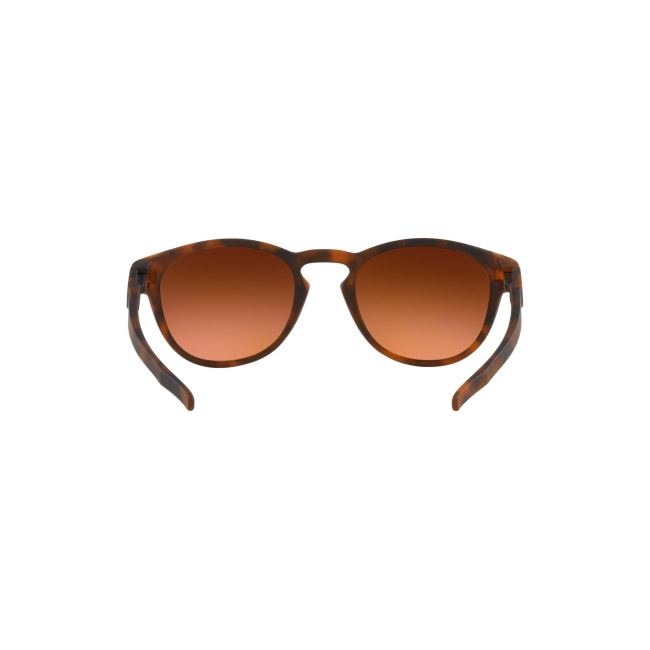 Oakley OO 9265 LATCH col. 60 è un occhiale da sole in acetato marrone tartarugato satinato e calibro 53.