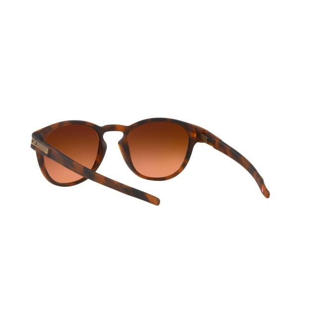 Oakley OO 9265 LATCH col. 60 è un occhiale da sole in acetato marrone tartarugato satinato e calibro 53.