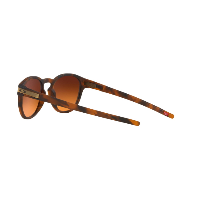 Oakley OO 9265 LATCH col. 60 è un occhiale da sole in acetato marrone tartarugato satinato e calibro 53.