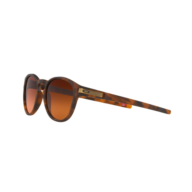 Oakley OO 9265 LATCH col. 60 è un occhiale da sole in acetato marrone tartarugato satinato e calibro 53.