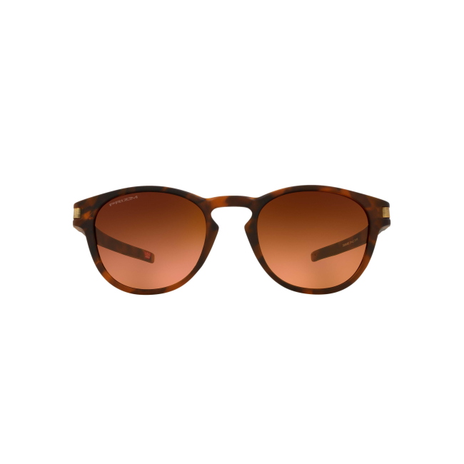 Oakley OO 9265 LATCH col. 60 è un occhiale da sole in acetato marrone tartarugato satinato e calibro 53.