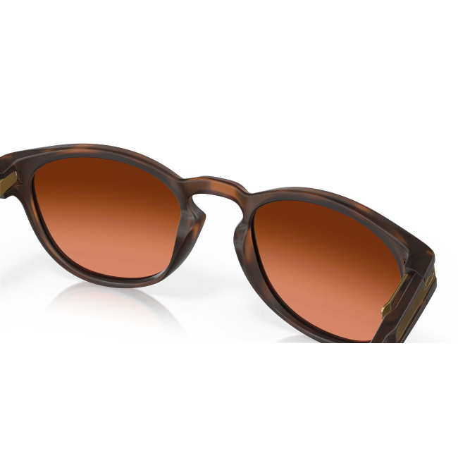 Oakley OO 9265 LATCH col. 60 è un occhiale da sole in acetato marrone tartarugato satinato e calibro 53.