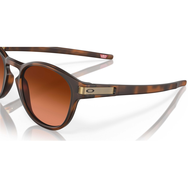 Oakley OO 9265 LATCH col. 60 è un occhiale da sole in acetato marrone tartarugato satinato e calibro 53.