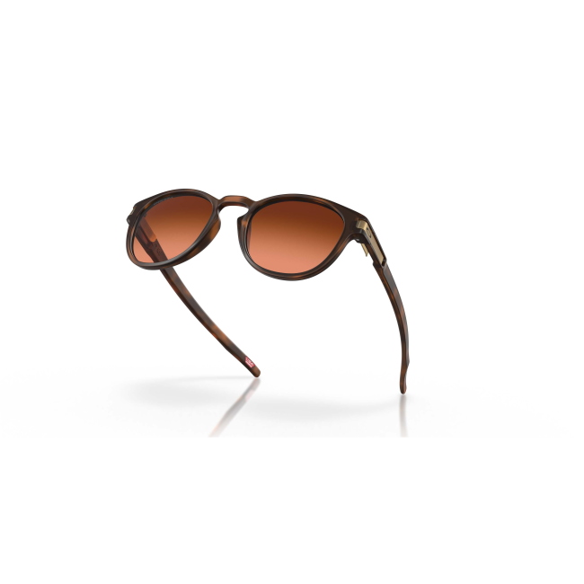 Oakley OO 9265 LATCH col. 60 è un occhiale da sole in acetato marrone tartarugato satinato e calibro 53.