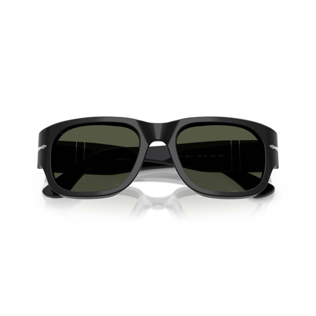 Persol PO 3380S col. 95/31 è un occhiale da sole da donna in acetato nero lucido, dalla forma squadrata e calibro 55.