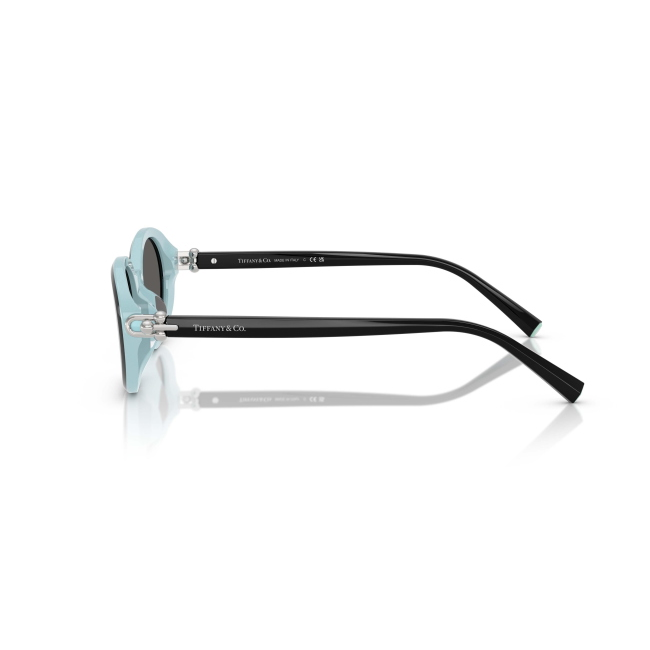 Tiffany & Co. TF 4242D col. 8055/S4 è un occhiale da sole da donna in acetato nero su blu tiffany, dalla forma ovale e calibro 54.