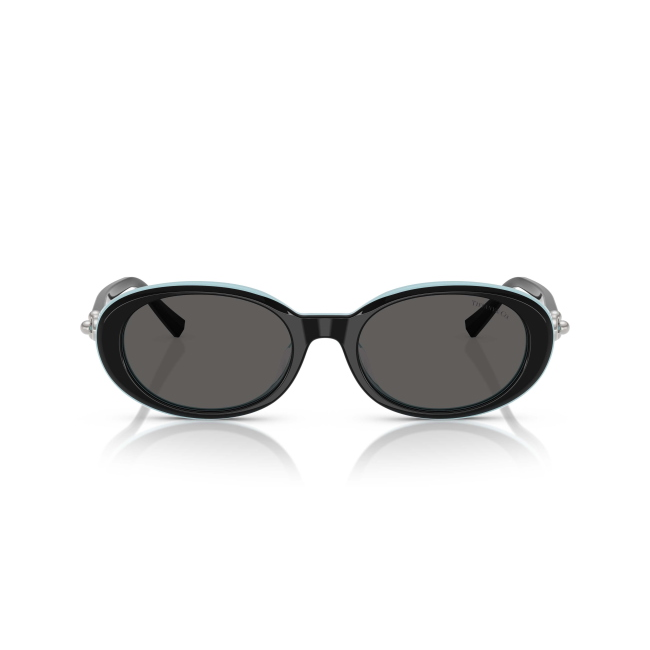 Tiffany & Co. TF 4242D col. 8055/S4 è un occhiale da sole da donna in acetato nero su blu tiffany, dalla forma ovale e calibro 54.