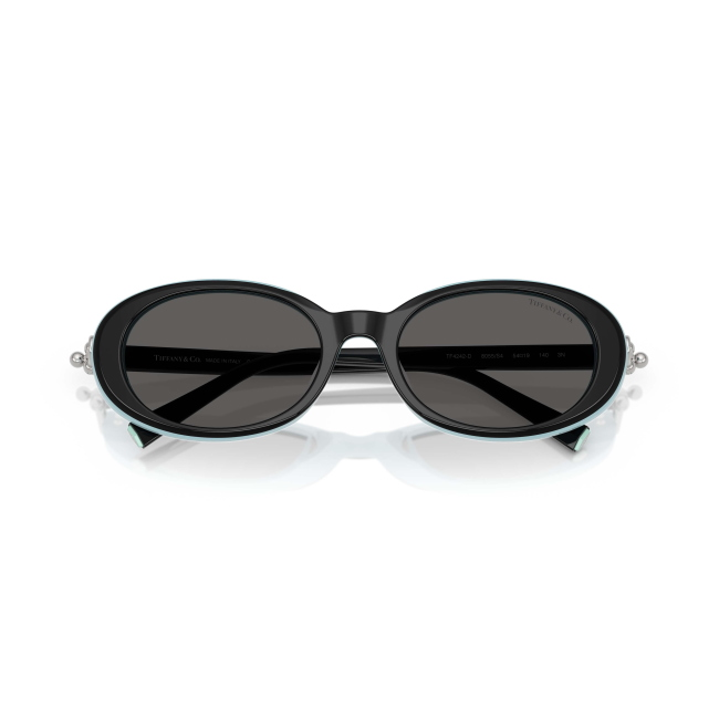 Tiffany & Co. TF 4242D col. 8055/S4 è un occhiale da sole da donna in acetato nero su blu tiffany, dalla forma ovale e calibro 54.