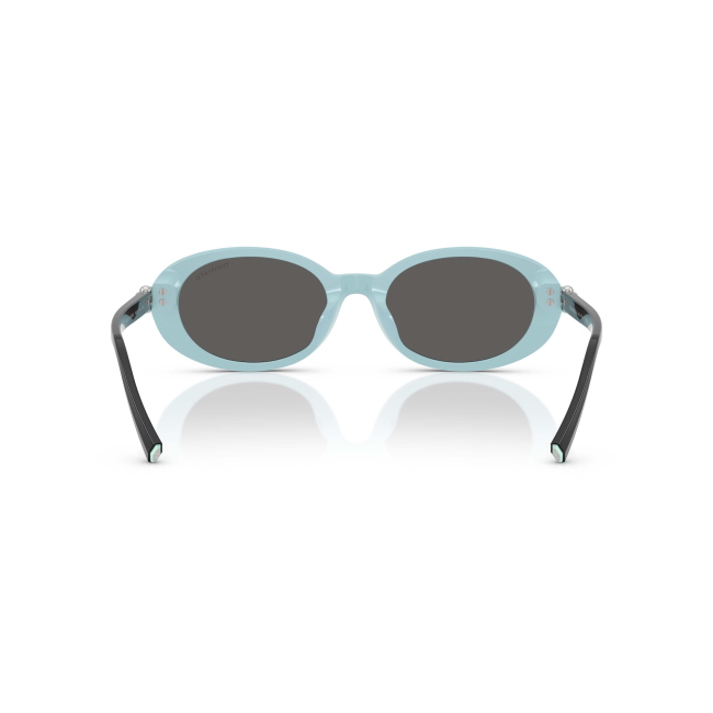 Tiffany & Co. TF 4242D col. 8055/S4 è un occhiale da sole da donna in acetato nero su blu tiffany, dalla forma ovale e calibro 54.