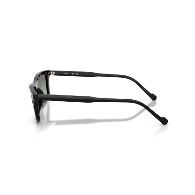 Vogue VO 5687S col. W44/11 è un occhiale da sole in acetato nero lucido e calibro 55.