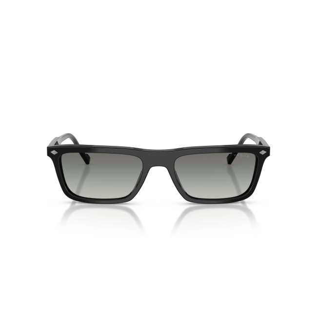 Vogue VO 5687S col. W44/11 è un occhiale da sole in acetato nero lucido e calibro 55.