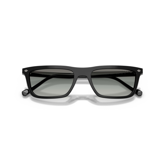 Vogue VO 5687S col. W44/11 è un occhiale da sole in acetato nero lucido e calibro 55.