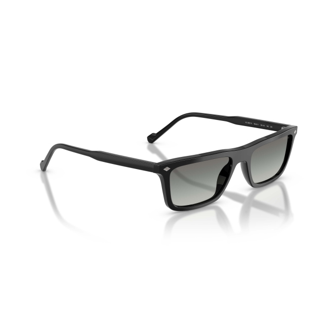 Vogue VO 5687S col. W44/11 è un occhiale da sole in acetato nero lucido e calibro 55.