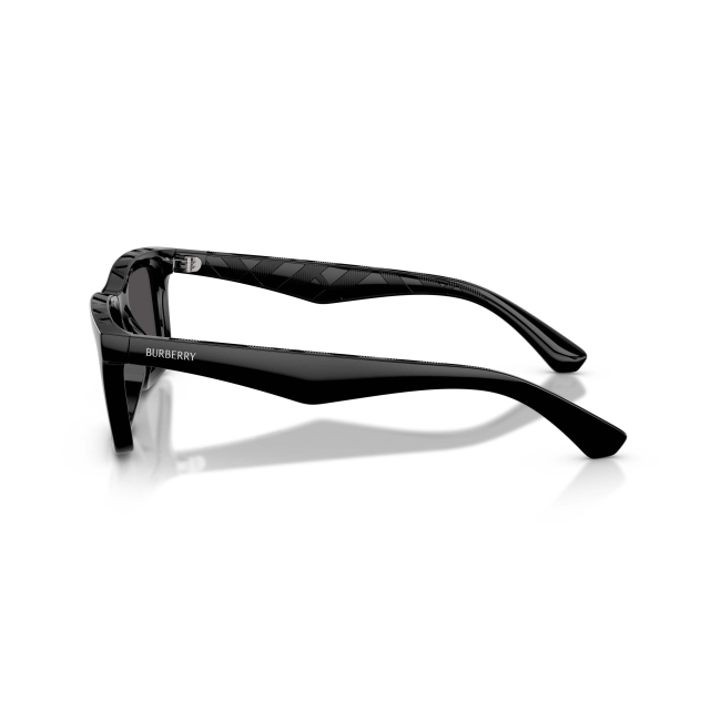 Burberry BE 4475U col. 3001/87 è un occhiale da sole da uomo in acetato nero lucido, dalla forma rettangolare e calibro 53.