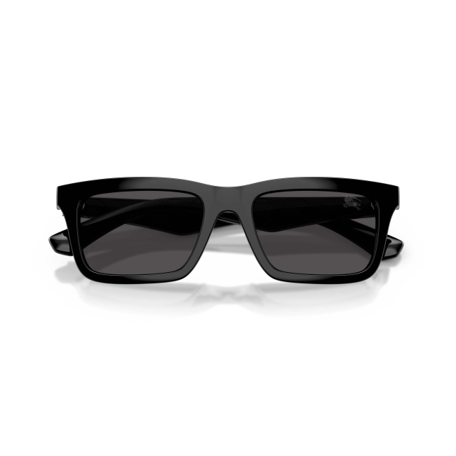 Burberry BE 4475U col. 3001/87 è un occhiale da sole da uomo in acetato nero lucido, dalla forma rettangolare e calibro 53.