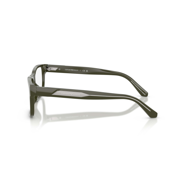 Emporio Armani EA 3265U col. 6321 è una montatura da vista da uomo in acetato verde, dalla forma rettangolare e calibro 54.
