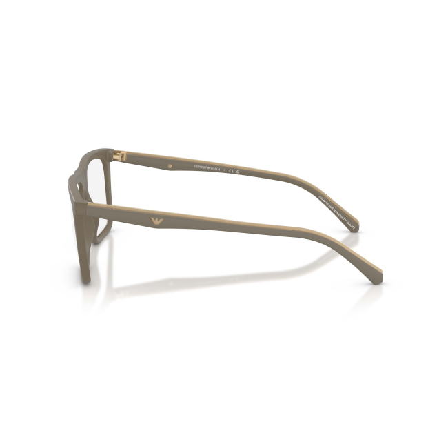 Emporio Armani EA 4258 col. 5437/1W abbina acetato BEIGE SATINATO a un profilo Squadrata. Calibro 54, con una presenza ben definita sul viso.