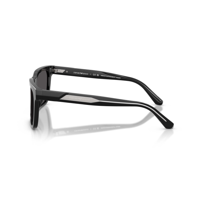 Emporio Armani EA 4262U col. 5017/87 è un occhiale da sole da uomo in acetato nero lucido, dalla forma squadrata e calibro 57.