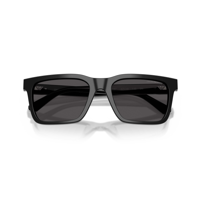 Emporio Armani EA 4262U col. 5017/87 è un occhiale da sole da uomo in acetato nero lucido, dalla forma squadrata e calibro 57.