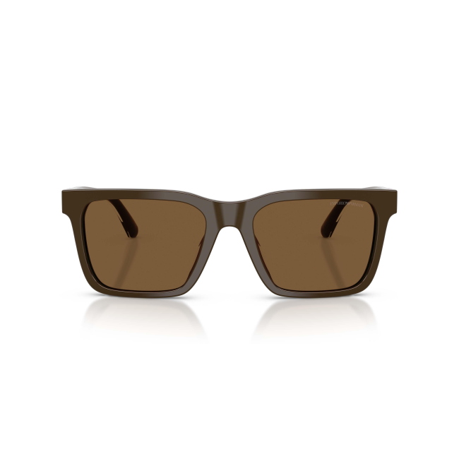 Emporio Armani EA 4262U col. 6307/73 è un occhiale da sole da uomo in acetato marrone lucido, dalla forma squadrata e calibro 57.