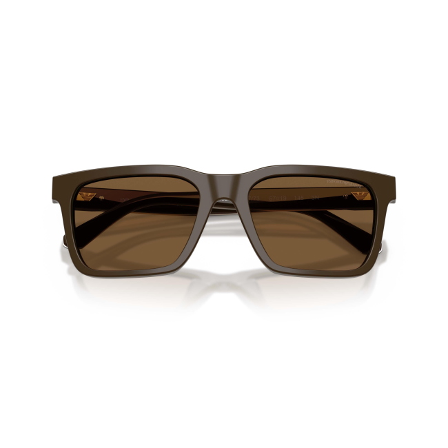Emporio Armani EA 4262U col. 6307/73 è un occhiale da sole da uomo in acetato marrone lucido, dalla forma squadrata e calibro 57.