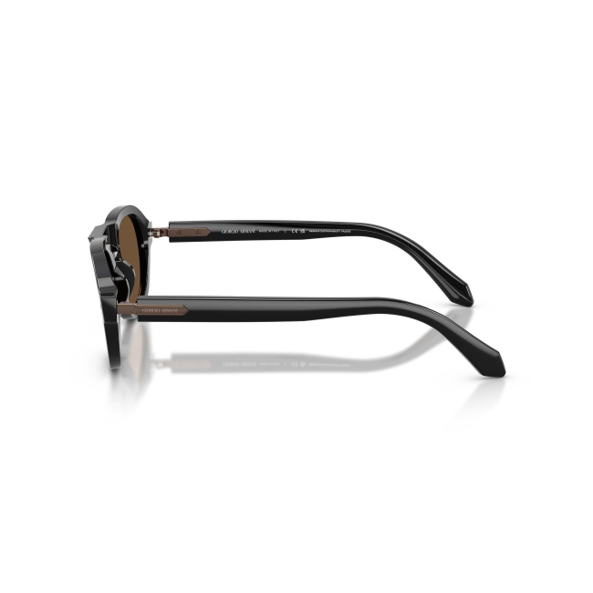 Giorgio Armani AR 8244 col. 5875/53 è un occhiale da sole in acetato nero lucido e calibro 49.