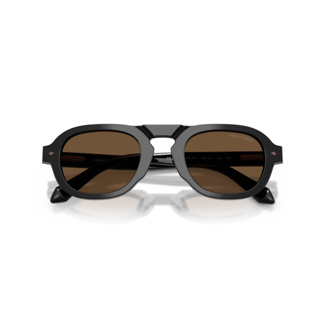 Giorgio Armani AR 8244 col. 5875/53 è un occhiale da sole in acetato nero lucido e calibro 49.