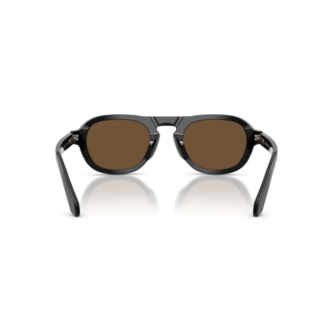 Giorgio Armani AR 8244 col. 5875/53 è un occhiale da sole in acetato nero lucido e calibro 49.