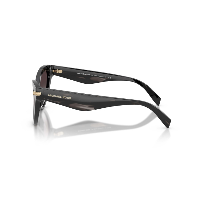 MICHAEL KORS MK 2259U ROANOKE col. 40348G è un occhiale da sole da donna in acetato corno nero, dalla forma cat eye e calibro 52.