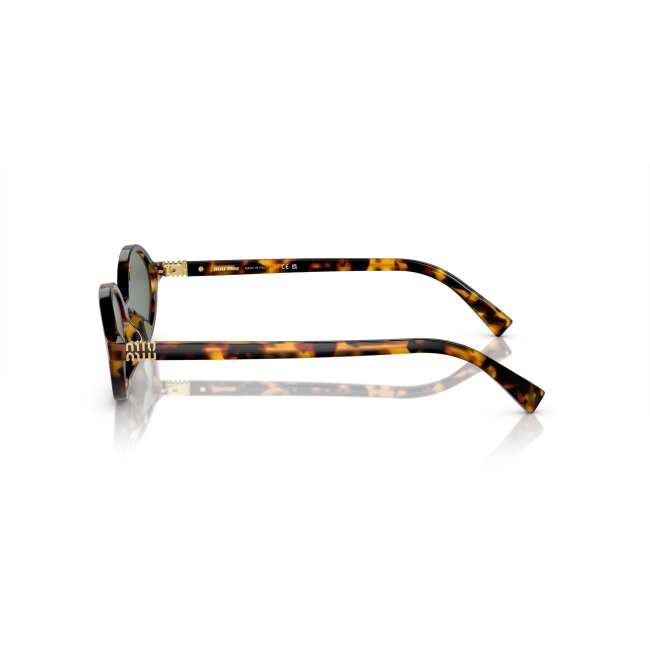 Miu Miu SMU 04Z col. VAU-04M è un occhiale da sole da donna in acetato marrone tartarugato, dalla forma ovale e calibro 50.