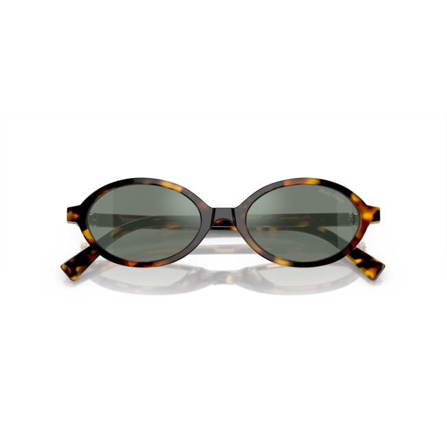 Miu Miu SMU 04Z col. VAU-04M è un occhiale da sole da donna in acetato marrone tartarugato, dalla forma ovale e calibro 50.