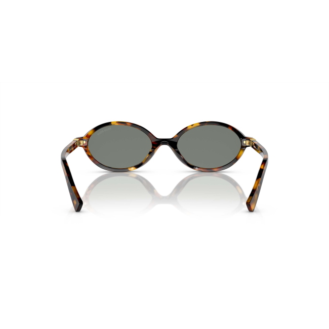 Miu Miu SMU 04Z col. VAU-04M è un occhiale da sole da donna in acetato marrone tartarugato, dalla forma ovale e calibro 50.